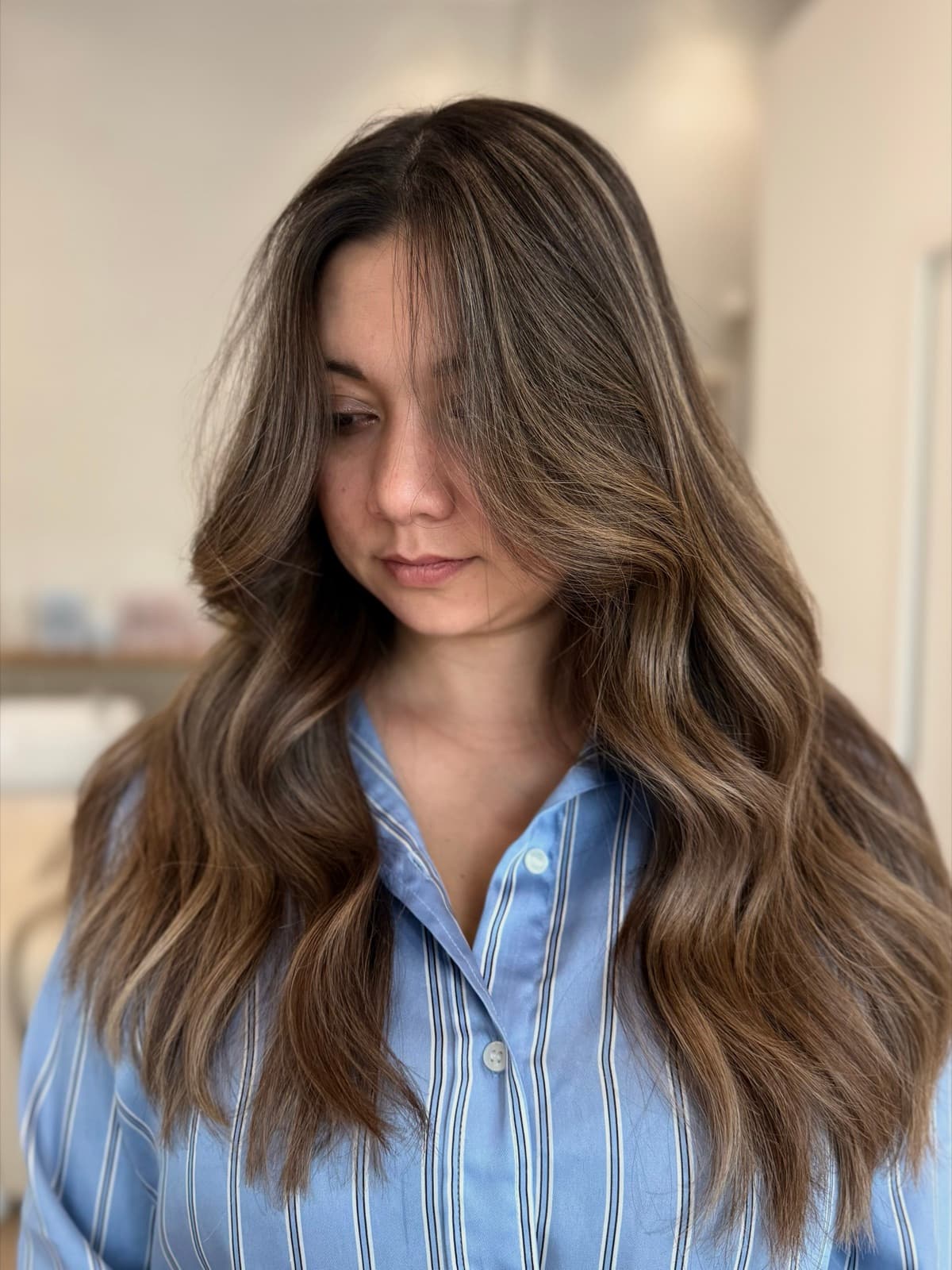 Balayage châtain lumineux, reflets travaillés en fondu