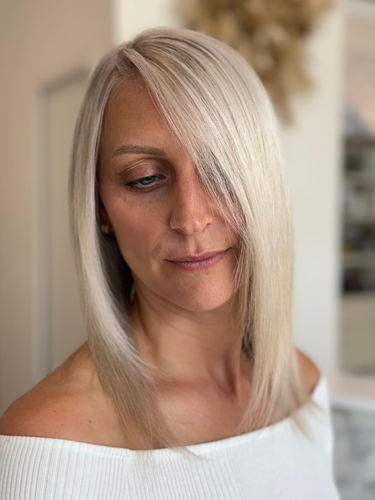 Carré long blond platine réalisé chez Maison Pimentel