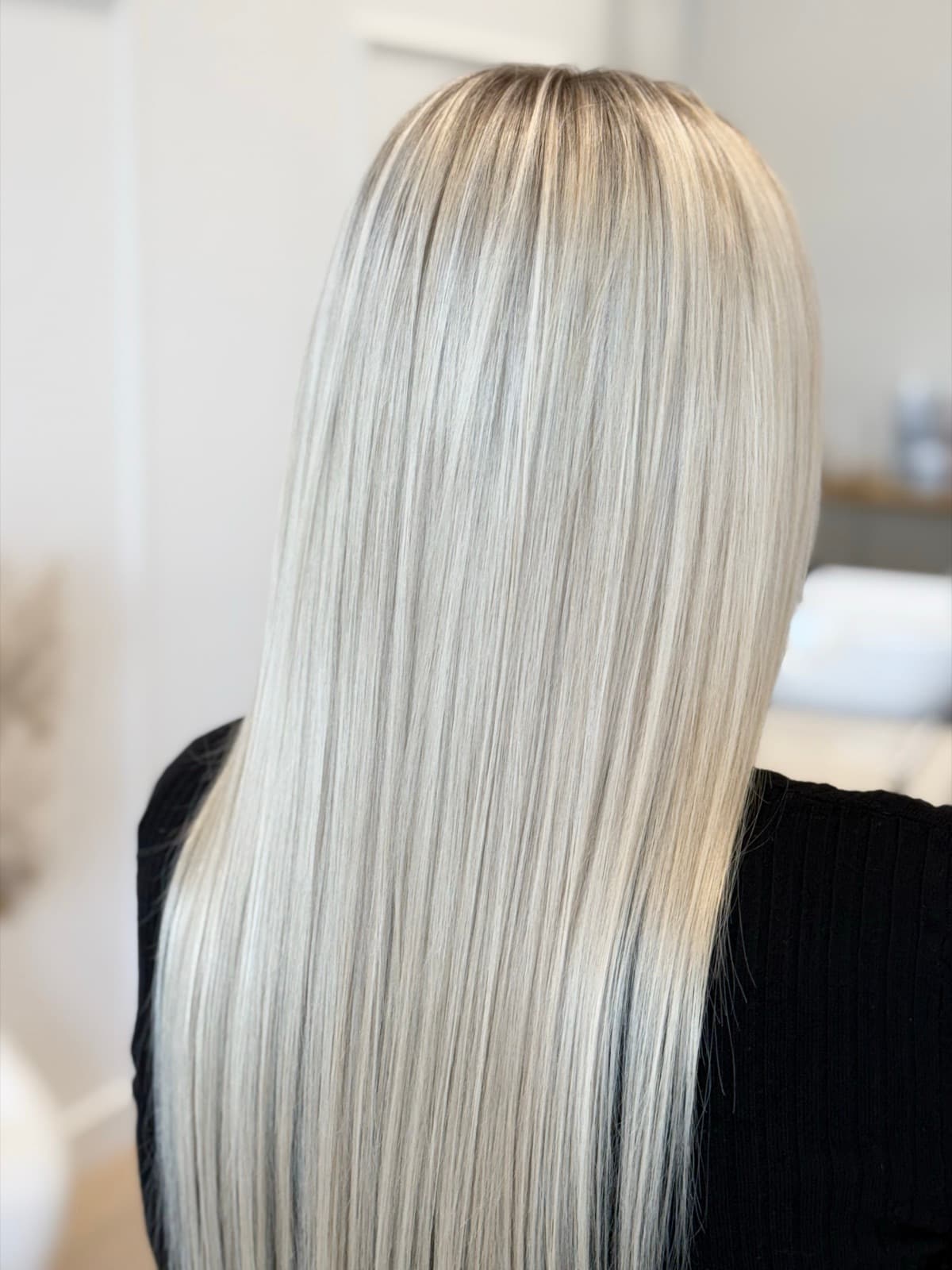 Blond polaire sur cheveux longs lisses, racines fondues