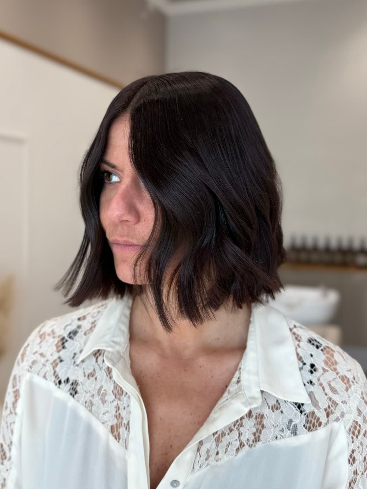 Carré brun profond ondulé, brillance travaillée