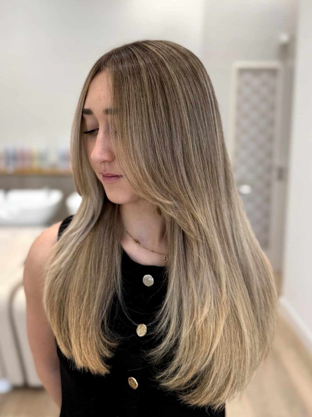 Coupe dégradée sur cheveux longs blonds, mouvement travaillé