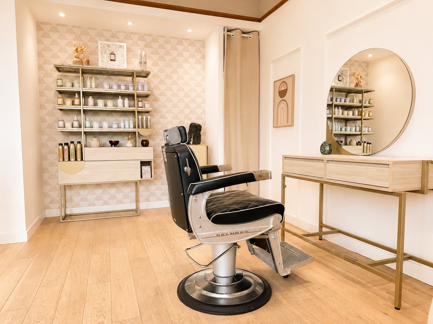 Le fauteuil de barbier du salon Maison Pimentel et son poste dédié