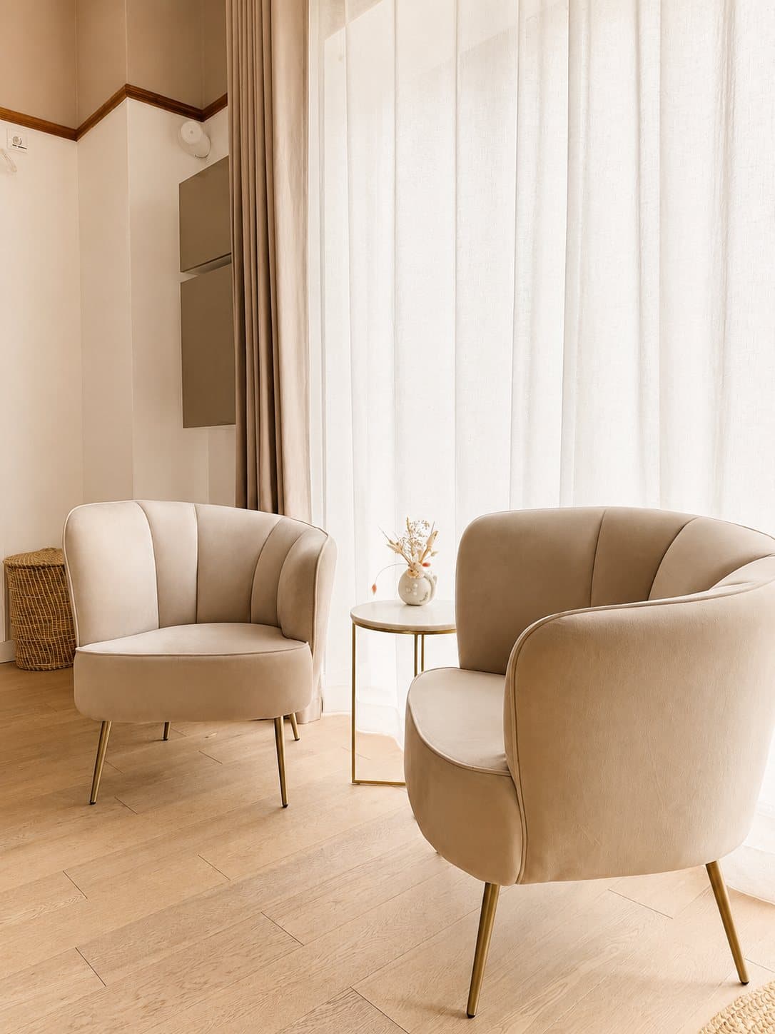 Les fauteuils de l'espace d'attente du salon Maison Pimentel