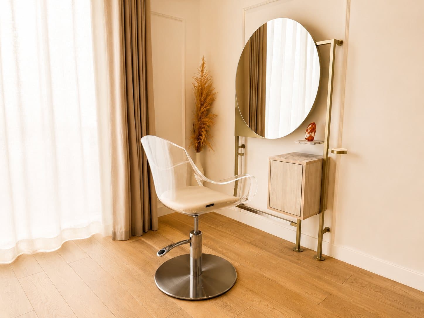 Poste de coiffage du salon Maison Pimentel, miroir rond et lumière naturelle