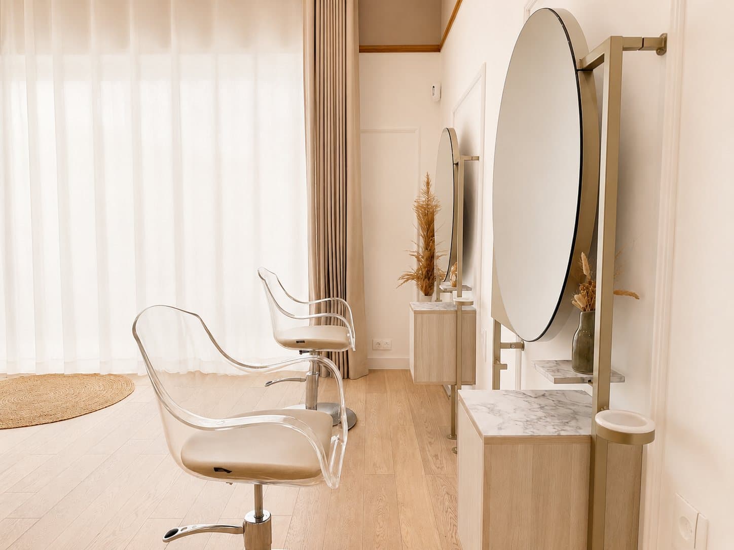 Les postes de coiffage du salon Maison Pimentel, miroirs ronds et lumière naturelle